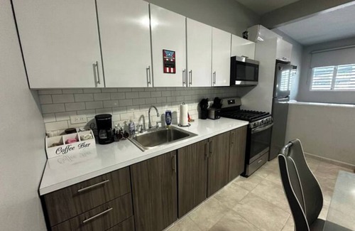 Camaceyes Appartement | Knockout Stay! PR's Boxing Legends 1-Bd Suite, 4 mins from Crash Boat Beach