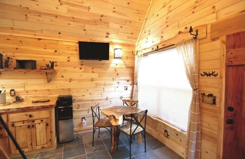 Ashford Cabine | *Knot A Care Cabin* a Rustic Retreat!