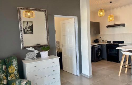 Windhoek Appartement | Knottinghill Studio - About 500 meters from Lady Pohamba Hospital and Grove Mall