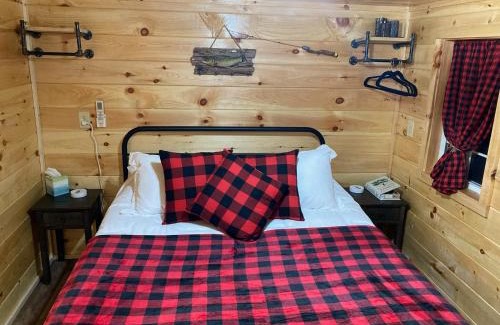 Big Sandy Maison | Knotty Pines Cabin near Kentucky Lake, TN
