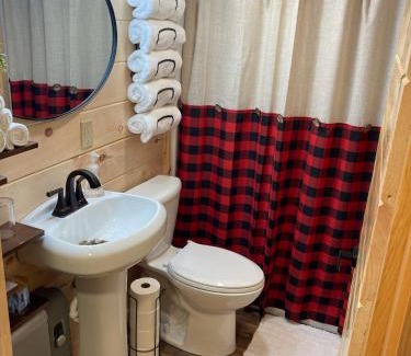 Big Sandy Maison | Knotty Pines Cabin near Kentucky Lake, TN