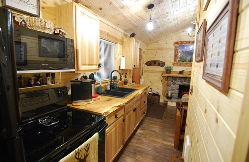 Ashford Cabine | Knotty Shack Cabin-Unique Log Cabin with Hot Tub Stay, Explore, Retreat & Repeat