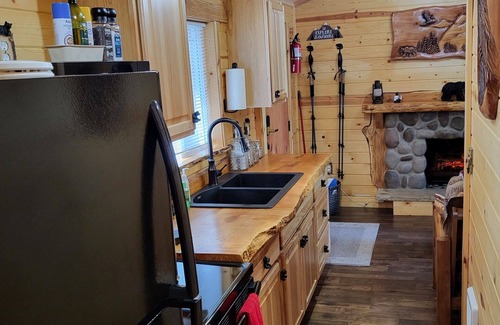 Ashford Cabine | Knotty Shack Cabin-Unique Log Cabin with Hot Tub Stay, Explore, Retreat & Repeat