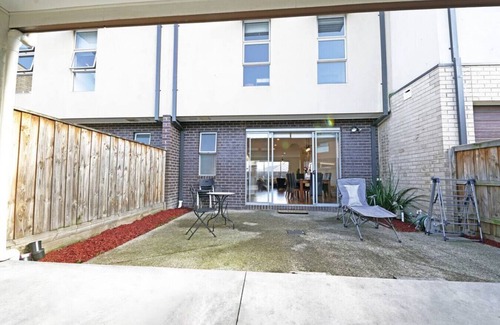 Knoxfield Maison | Knoxfield 4-BRM Retreat Home Golf Course Free WiFi