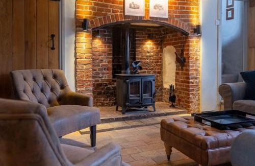 North Creake Maison | Knyvetts sleeps 6, 3 double beds, pretty garden