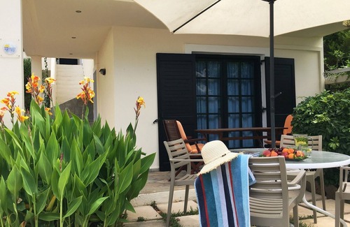 Kokkini Chani Appartement | Appartement Kokkini Hani Charme 1 - 4 personnes avec jardin, 100 m. de la mer.