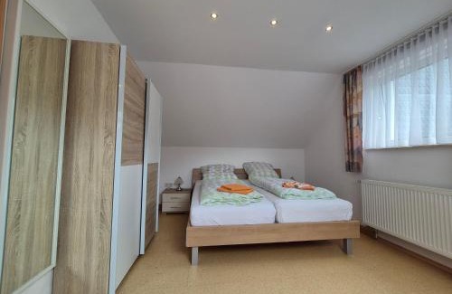 Madfeld Appartement | Komfortable 90 qm Ferienwohnung mit 3 Schlafzimmern Küche Balkon Wohnzimmer mit großem LED TV InternetWiFi Flatrate und Parkplatz inklusive in Brilon Madfeld