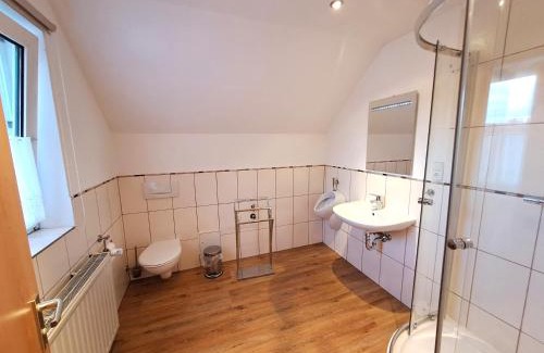 Madfeld Appartement | Komfortable 90 qm Ferienwohnung mit 3 Schlafzimmern Küche Balkon Wohnzimmer mit großem LED TV InternetWiFi Flatrate und Parkplatz inklusive in Brilon Madfeld
