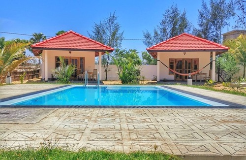 Pottuvil Cabine | Komfortables Doppelzimmer mit Pool, Wifi und Kühlschrank mit Strandzugang
