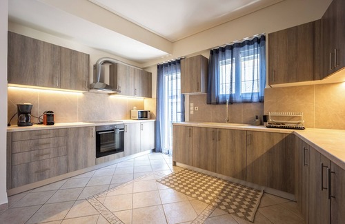 Agios Dimitrios Appartement | Komis House,Elegant 3BR City Retreat with Private Terraces-Near Metro