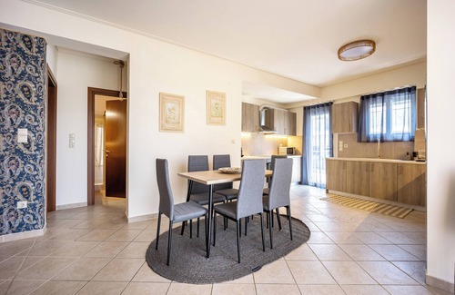 Agios Dimitrios Appartement | Komis House,Elegant 3BR City Retreat with Private Terraces-Near Metro