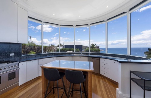 Avalon Beach Maison | Kookaburra, Ocean Front by TCC
