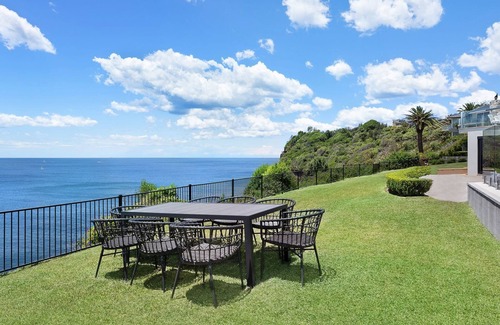 Avalon Beach Maison | Kookaburra, Ocean Front by TCC