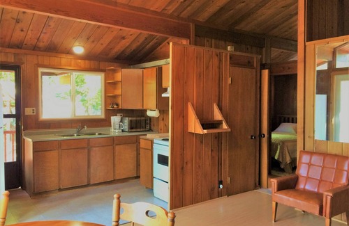 Balfour Cottage | Kootenay Lakehouse-COTTAGE-680 'Beach, Dock & Firepit- 4 ac terrain plat par la baie