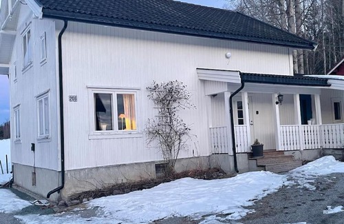 B Maison | Koselig gammelt hus på gård