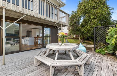Omapere Maison | Kotare Retreat - Omapere Holiday Home
