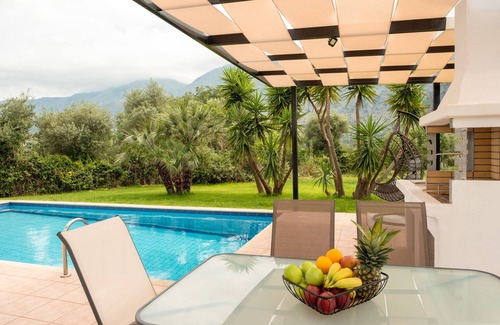 Georgioupolis Villa | Kournas-Sleeps8-Parking-Garden-Pool-PetFriendly