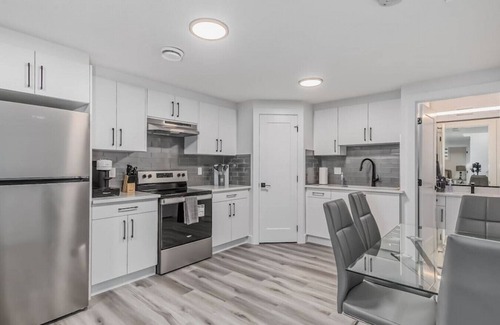 Southwest Edmonton Maison | Kozy In Keswick (Suite)