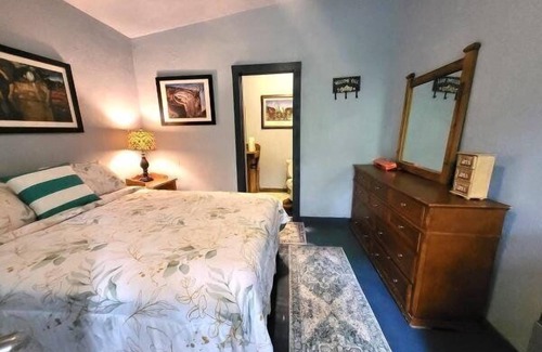 Canton Maison | Kozy Knook with queen bed