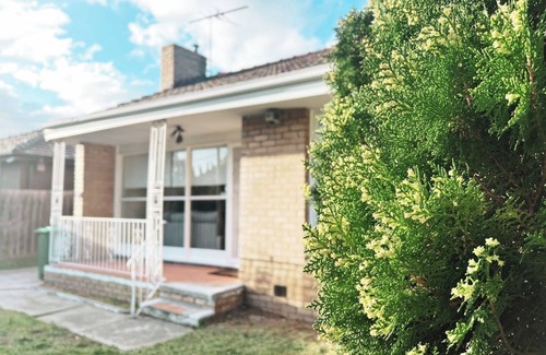 Maidstone Maison | KozyGuru | 3BR Close to Vic Uni and Footscray Hosp