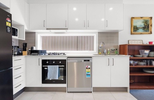 Austral Maison | KozyGuru | Austral | Convenient 4 x Ensuite House