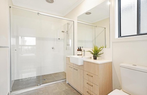 Greenvale Maison | KOZYGURU Greenvale VIC Roomy Charming 7 Bed House + Free Parking VGR021