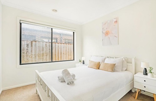 Greenvale Maison | KOZYGURU Greenvale VIC Roomy Charming 7 Bed House + Free Parking VGR021