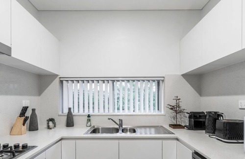 Homebush West Appartement | KozyGuru | Homebush West | 3 Bedroom Apt+Parking