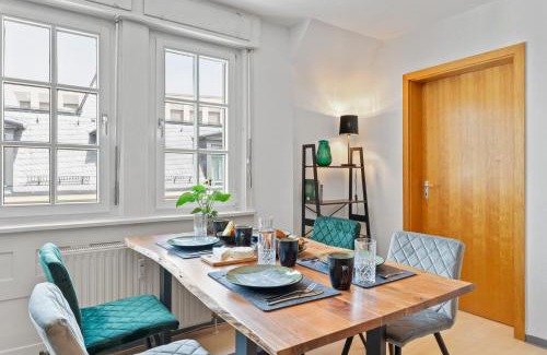 Innenstadt Appartement | Krone - ES Bhf - 2Zi & 90m2 & 6xPrs - Balkon - 65"TV & Netflix
