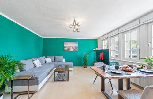 Innenstadt Appartement | Krone - ES Bhf - 2Zi & 90m2 & 6xPrs - Balkon - 65"TV & Netflix