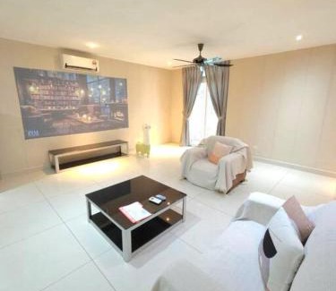 Taman Century Appartement | KSL Mall 110inch Screen Movie Room Cozy Suite