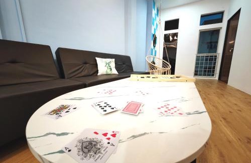 Empat Maison | KTV, Dart & Snooker 4BR 16-20pax 4min walk to Jonker & Town