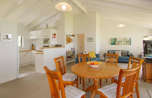 Kuaotunu Maison | Kuaotunu Beachfront - the beach at your door