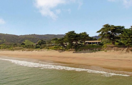 Kuaotunu Maison | Kuaotunu Beachfront - the beach at your door