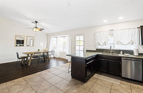 Glendale Maison | {Kulla Oasis}~Family~ Park~Free Heated Pool~ Fast Wi-Fi~ Near Stadium~ 4B2B