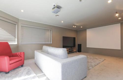 Hilltop Maison | Kurupae House - Taupo Central