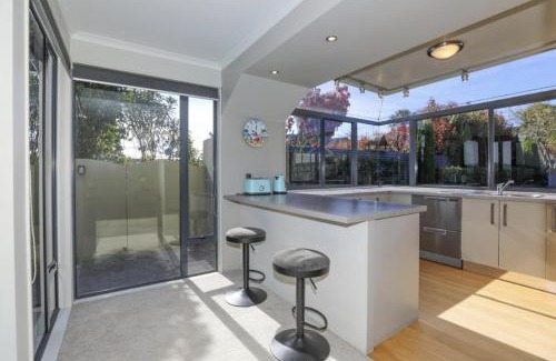 Hilltop Maison | Kurupae House - Taupo Central