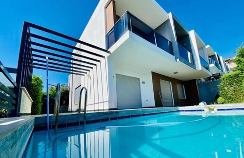 Kadnlar Denizi Mahallesi Maison | Kusadası'nda muhtesem havuzlu private villa ZETA B4