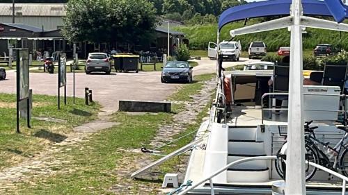 Tanlay Location De Bateaux | L'Amazone - bateau à quai sur le canal de bourgogne