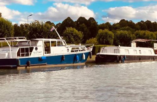Tanlay Location De Bateaux | L'Amazone - bateau à quai sur le canal de bourgogne