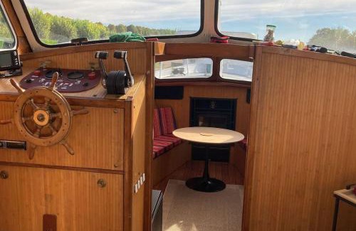 Tanlay Location De Bateaux | L'Amazone - bateau à quai sur le canal de bourgogne