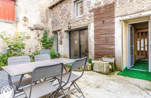 Besse-en-Chandesse Maison | L'Art Gîte - BESSE ET SAINT ANASTAISE