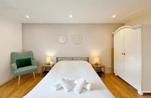 Liffre Appartement | L'Azur - Piscine Privée & Chauffée - Parking Privé