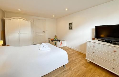 Liffre Appartement | L'Azur - Piscine Privée & Chauffée - Parking Privé