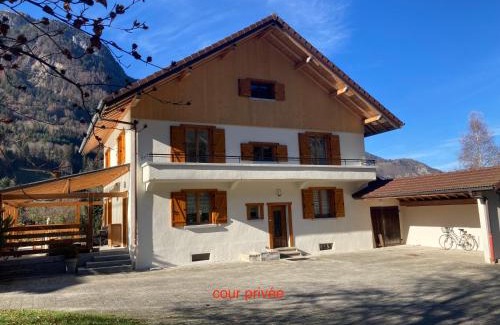 Le Petit-Bornand-les-Glieres Chalet De Ski | l'Echo des Glieres vue montagne centre village sauna & grill