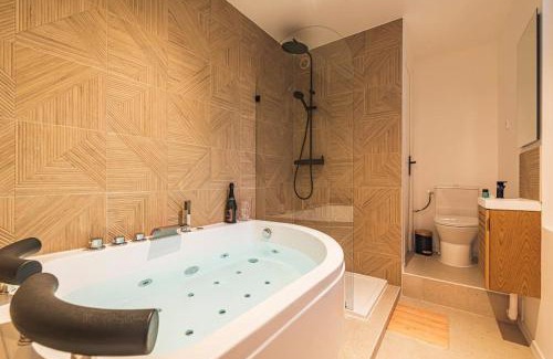 Chalons-en-Champagne Appartement | L Envolé - Jacuzzi - Proche Gare et Centre ville