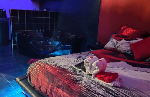 Grandfontaine Appartement | L'escale du Donon - Black apartment - Lovers' night with jacuzzi