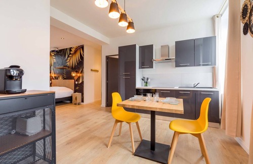 Le Creusot Maison | L'essentiel- Appartement avec Jacuzzi et Sauna et table de massage - SR Loc