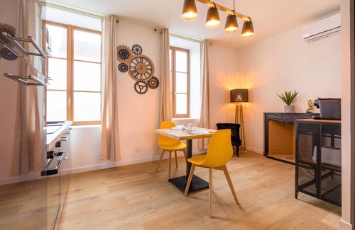 Le Creusot Maison | L'essentiel- Appartement avec Jacuzzi et Sauna et table de massage - SR Loc