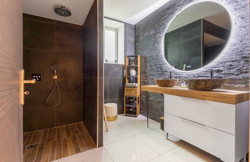 Le Creusot Maison | L'essentiel- Appartement avec Jacuzzi et Sauna et table de massage - SR Loc